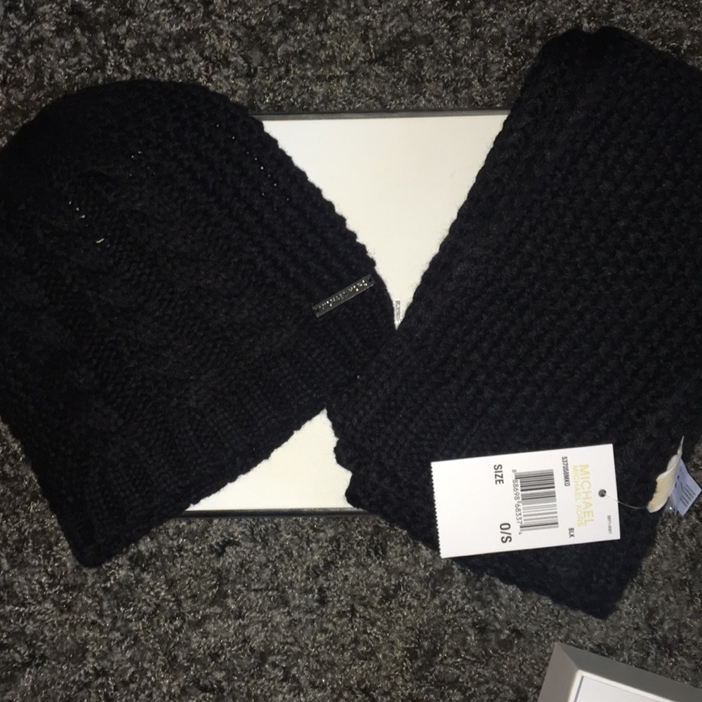 michael kors hat and scarf set - Picture 3 of 3